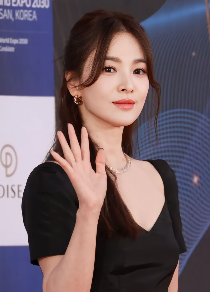 Song Hye-kyo, the melodrama star who reinvented herself as a cold-blooded avenger in The Glory. (Photo: 티비텐 TV10, CC BY 3.0, via Wikimedia Commons)