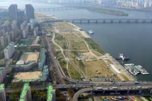 Hangang River park, Seoul (representative — the Mapo/Yeouido stretch, not the exact Jamwon/Ttukseom segments used in filming). (Photo: Wpcpey, CC BY 4.0, via Wikimedia Commons)