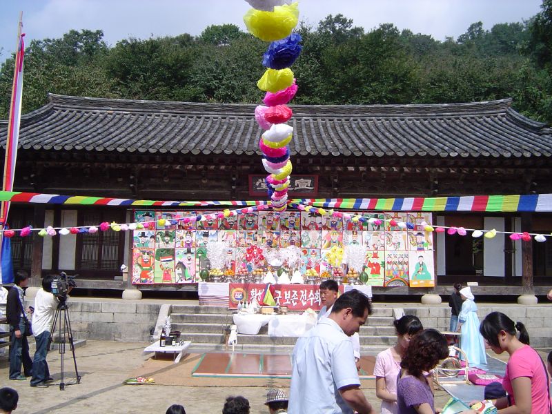 Hanok and thatched roofs at the Korean Folk Village (Minsokchon) in Yongin, a documented set for the series; a view of the location itself, not a scene from the show. (Photo: The Chosun Bimbo, CC BY 2.0, via Wikimedia Commons)