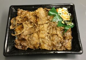 Korean grilled beef ribs (galbi); udae-galbi is a premium long-bone cut of the same. (Photo: 毒島みるく, CC0 via Wikimedia Commons)