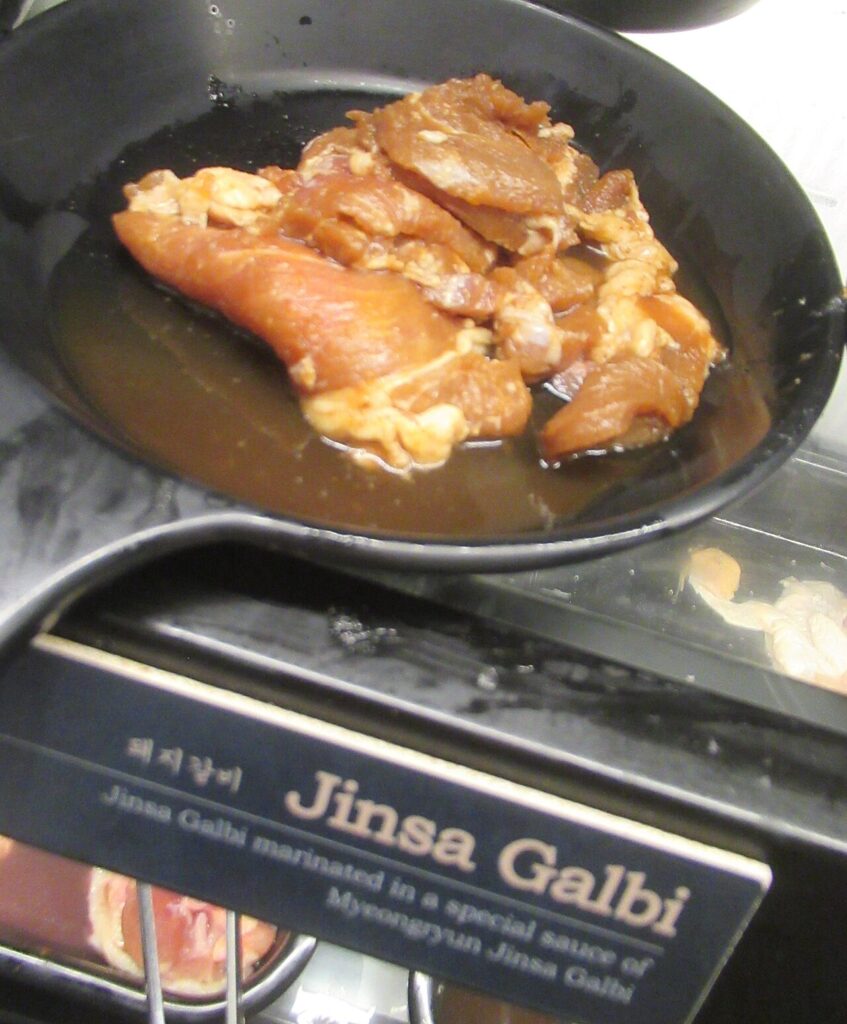 Grilled Korean beef galbi at the table. (Photo via Wikimedia Commons, CC BY-SA 4.0)