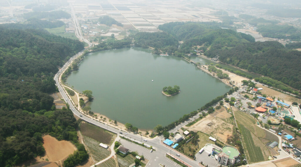 Panoramic view of Uirimji Reservoir (Ureukho) in Jecheon, a valley-type reservoir dating to the Three Kingdoms era (Photo: λ₯κΈμ΄ / Ryu Geumyeol, CC0 1.0 Public Domain via Wikimedia Commons)