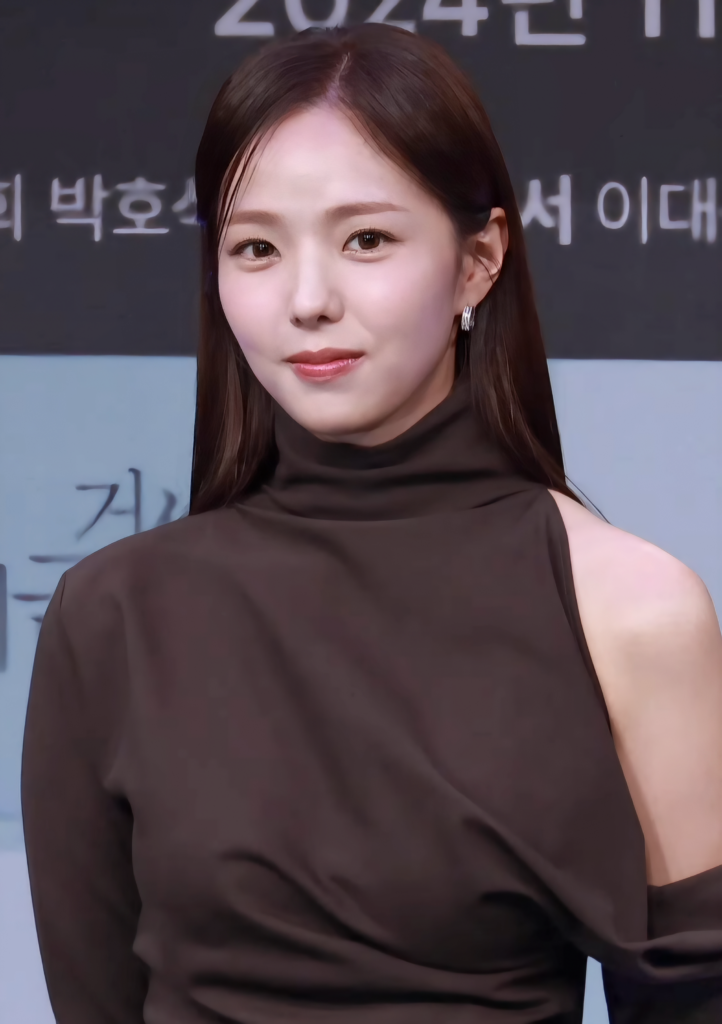 Chae Soo-bin, who plays the non-speaking wife Hong Hee-joo, at the drama's November 2024 production presentation. (Photo: 티비텐 TV10, CC BY 3.0, via Wikimedia Commons)